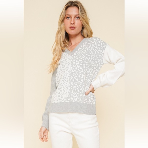 945. Hem & Thread Gray Leopard Print V-Neck Sweater New Item NWT - Picture 3 of 7